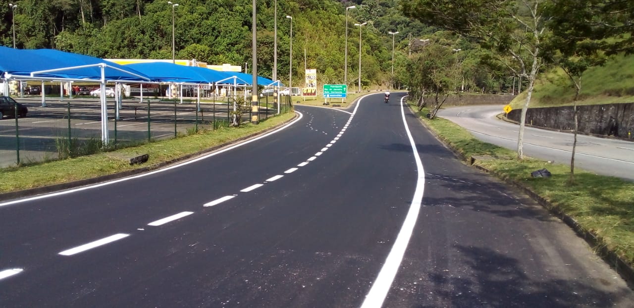 Frentes de serviço da Concer atuam em diversos trechos da BR-040 em Petrópolis