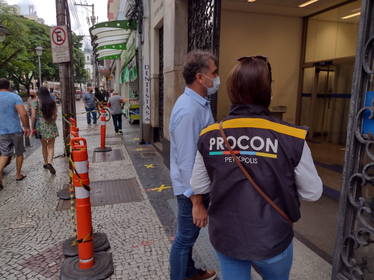 Procon fiscaliza atendimentos em agências bancárias