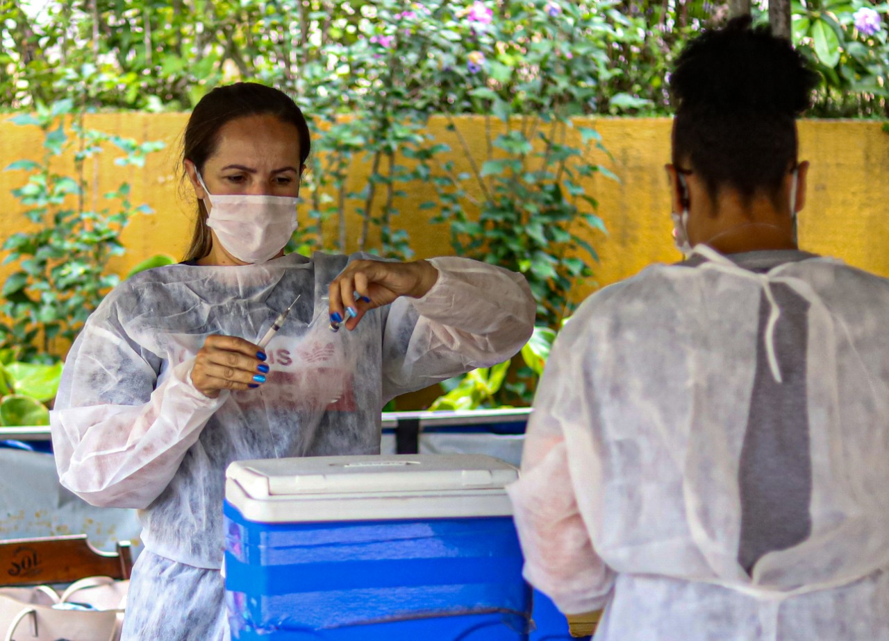 Mais de 800 pessoas foram vacinadas na quarta-feira (17)