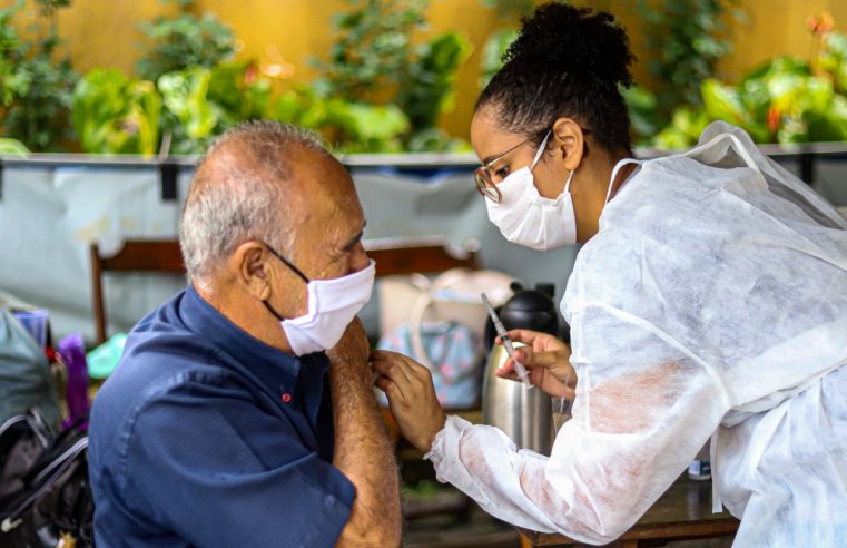 Secretaria de Saúde inicia vacinação de idosos a partir de 70 anos nesta sexta-feira (26)