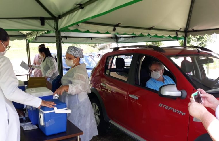 Mais de 900 pessoas são vacinadas nesta segunda-feira
