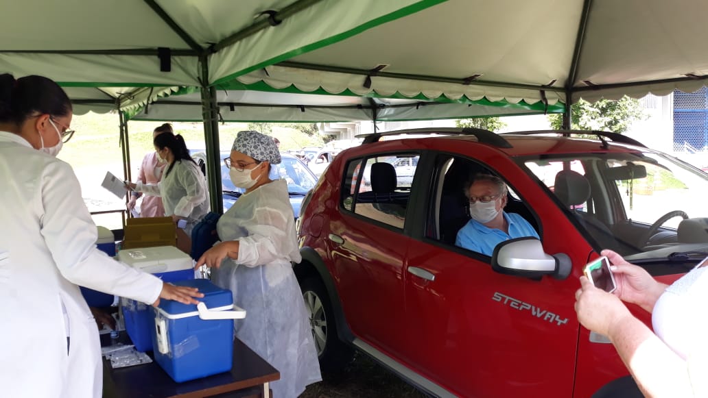 Mais de 900 pessoas são vacinadas nesta segunda-feira