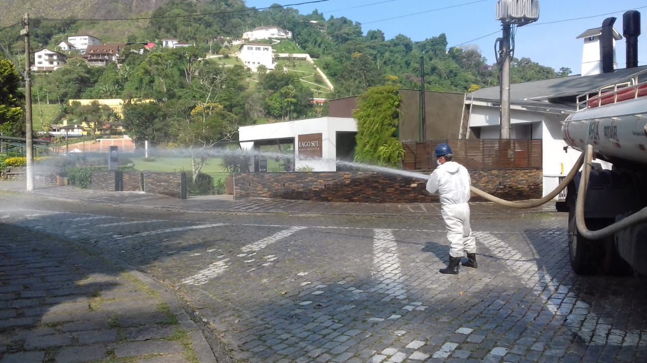 Ações de limpeza são realizadas em ruas e calçadas do município