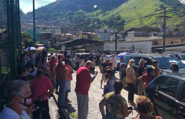 Erro no sistema provoca aglomeração durante vacinação no Palmeira