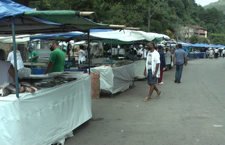 Procon Petrópolis presta orientação a comerciantes na Feira do Pescado