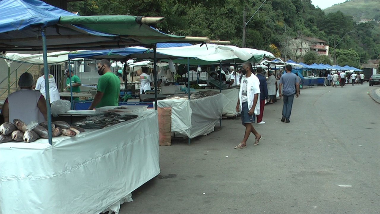 Procon Petrópolis presta orientação a comerciantes na Feira do Pescado