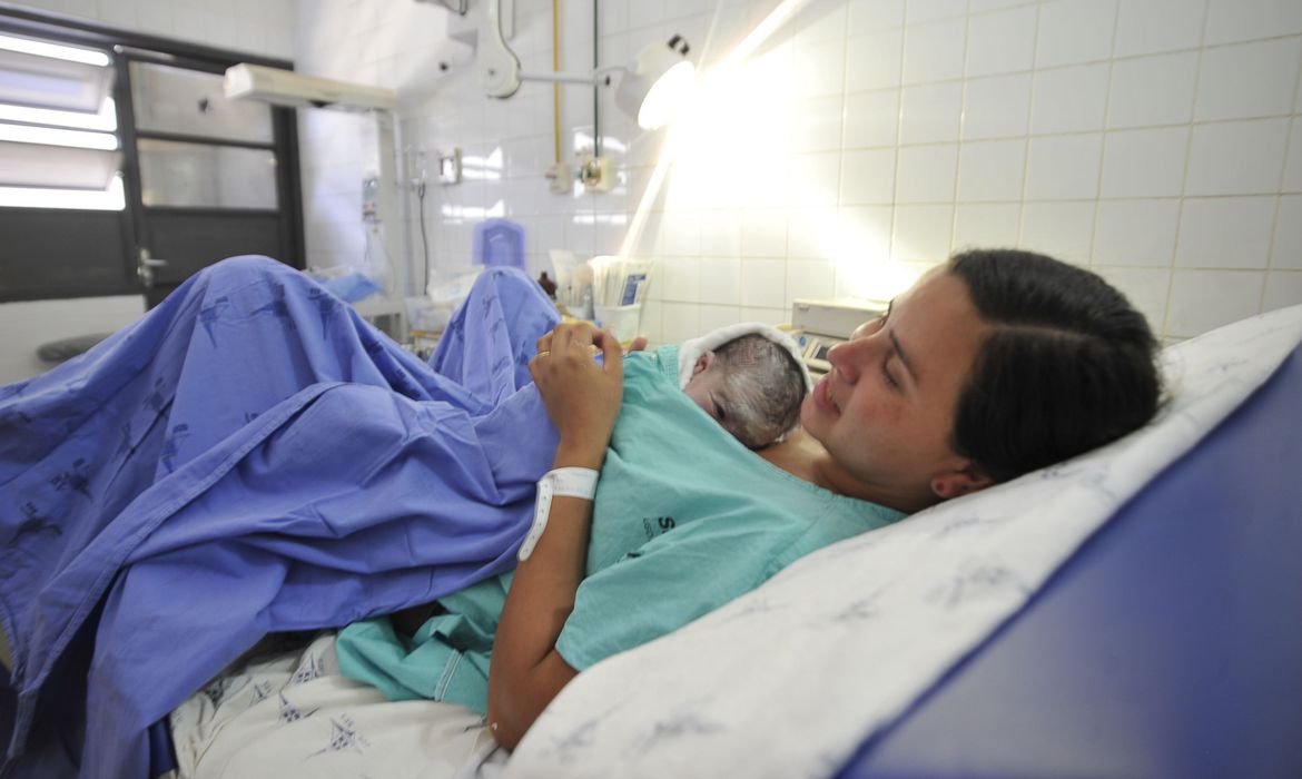Salário maternidade pode ser estendido para mães em caso de internação