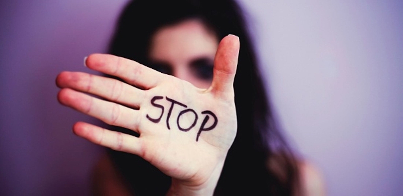 Mais de 250 mulheres foram vítimas de violência por dia durante o isolamento social em 2020