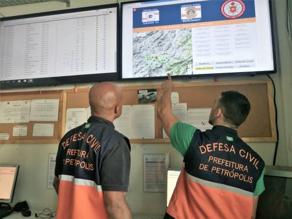 Secretaria de Defesa Civil e Ações Voluntárias registrou quatro ocorrências entre a tarde e a noite deste sábado (6) em função da chuva que caiu em Petrópolis