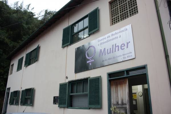 Na tarde desta quarta-feira (10), palestras e um curso de design de sobrancelhas marcaram as celebrações pelo Dia Internacional da Mulher, no CRAM. Dez mulheres usuárias do espaço participaram do evento, denominado: “Seja Protagonista da Sua História”