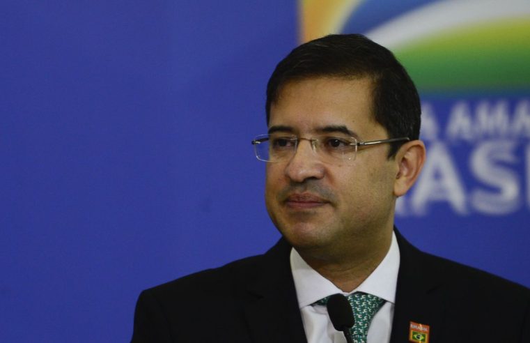 Advogado-geral da União pede exoneração do cargo