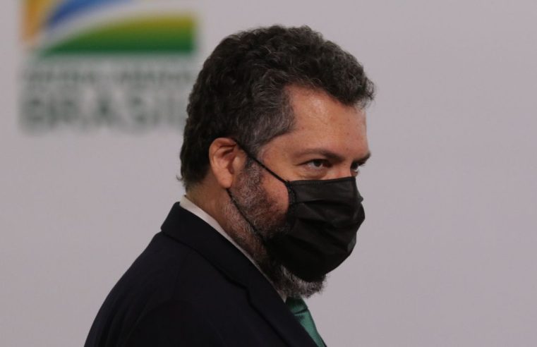 Araújo anuncia chegada de IFA para 32 milhões de doses de vacina