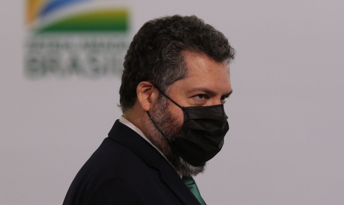 Araújo anuncia chegada de IFA para 32 milhões de doses de vacina