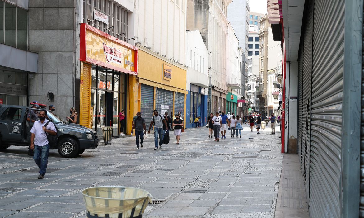 Confiança do comércio cai 18,5 pontos em todo o país