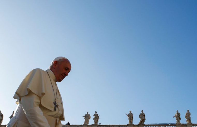 Grupo de sem-teto de Roma recebe vacina e visita do papa