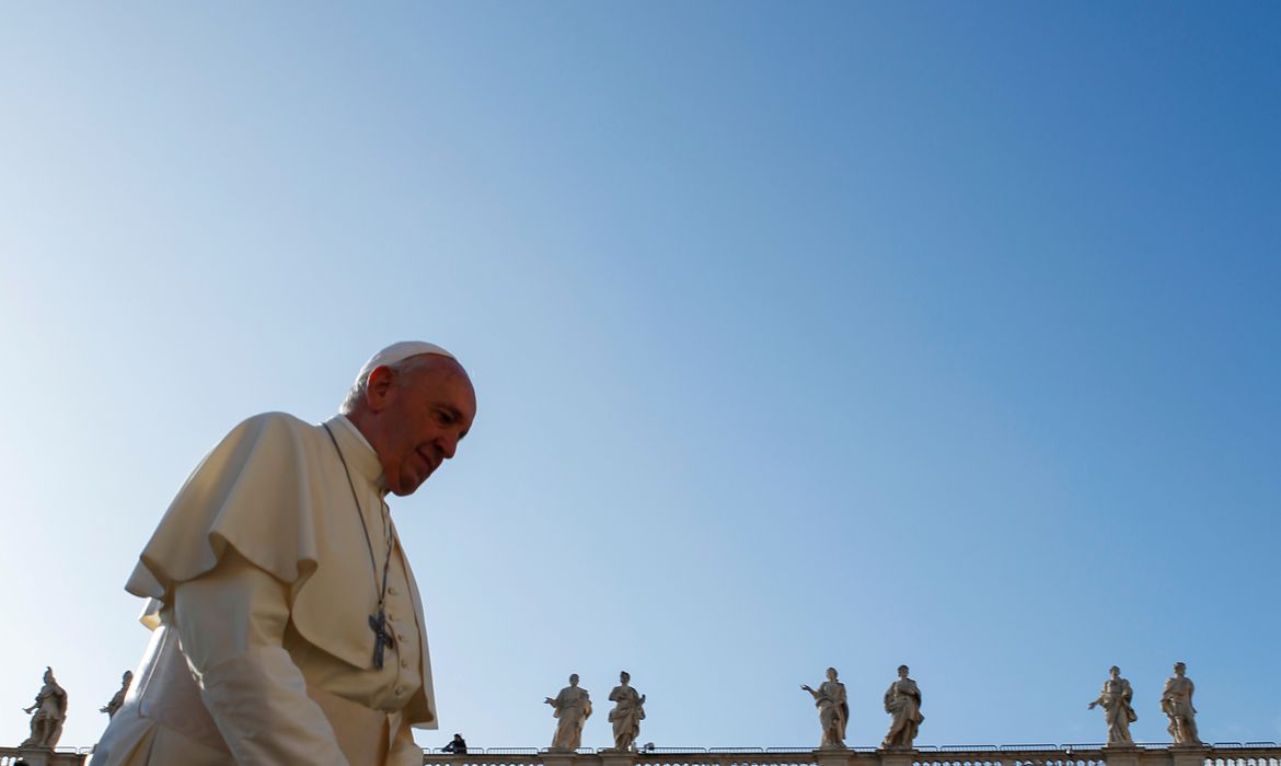 Grupo de sem-teto de Roma recebe vacina e visita do papa
