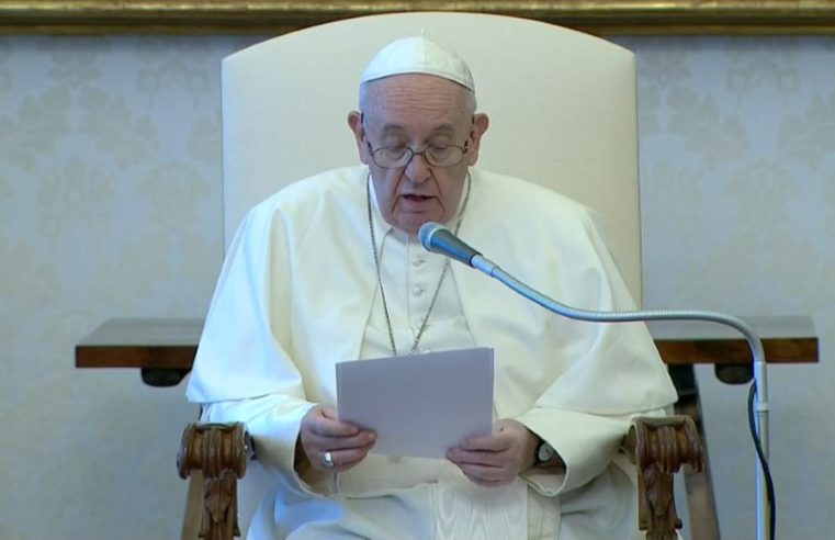 Em vigília de Páscoa, papa diz esperar renascimento pós-pandemia