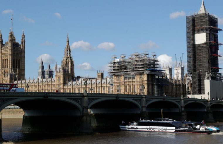 Premiê britânico lança programa de testagem em massa para reabertura