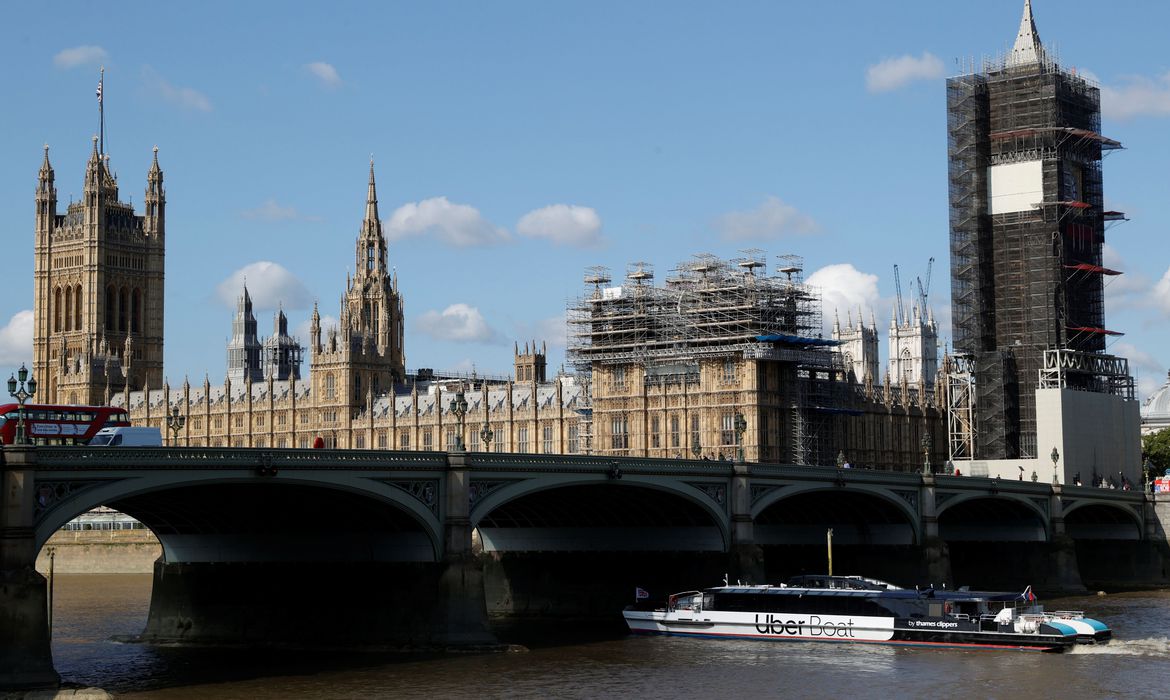 Premiê britânico lança programa de testagem em massa para reabertura