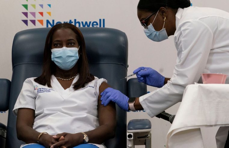 EUA dizem ter aplicado 165 milhões de doses de vacina contra covid-19