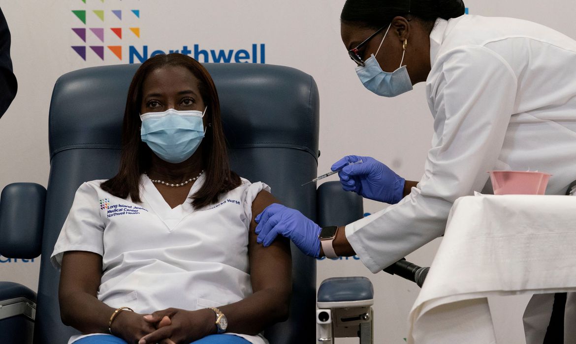 EUA dizem ter aplicado 165 milhões de doses de vacina contra covid-19