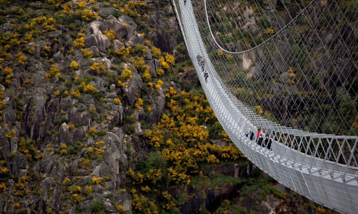 Portugal inaugura ponte suspensa de pedestres mais longa do mundo