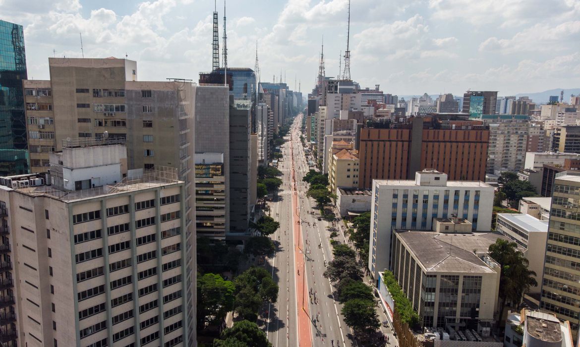 Prefeitura de SP suspende sepultamentos à noite
