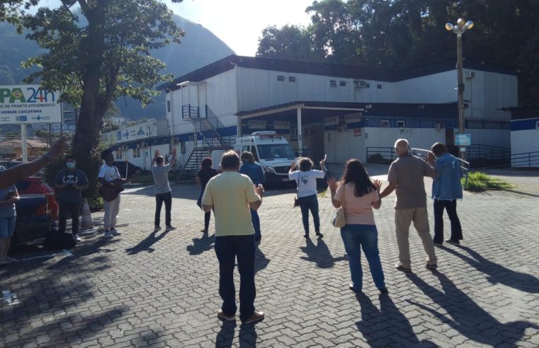 Fiéis fazem oração por profissionais de saúde e pacientes na UPA Cascatinha