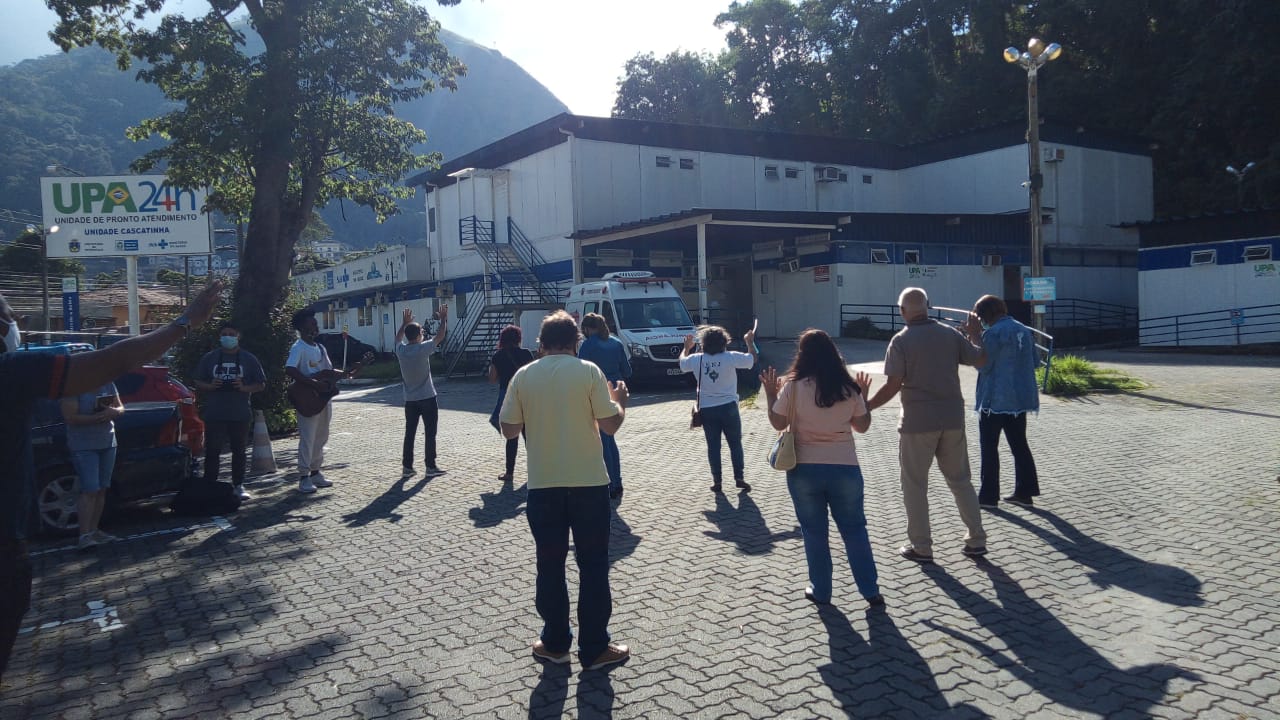 Fiéis fazem oração por profissionais de saúde e pacientes na UPA Cascatinha
