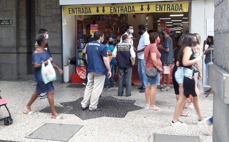 Equipes da Operação Choque de Ordem constataram irregularidades nas lojas Americanas (aberta por força de liminar judicial)