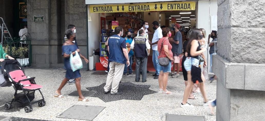 Equipes da Operação Choque de Ordem constataram irregularidades nas lojas Americanas (aberta por força de liminar judicial)