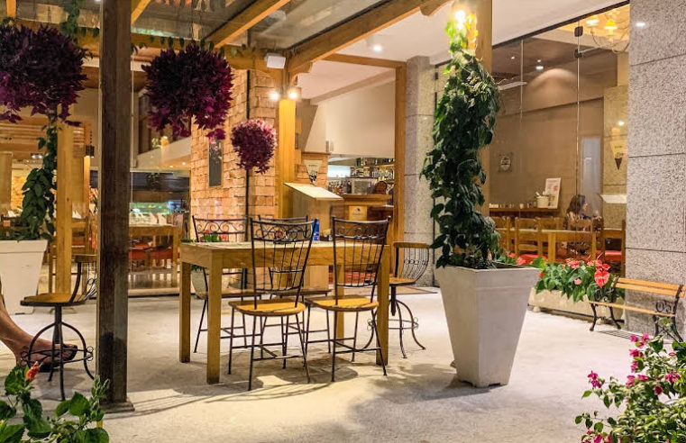 Bares e restaurantes em funcionamento seguindo medidas de segurança
