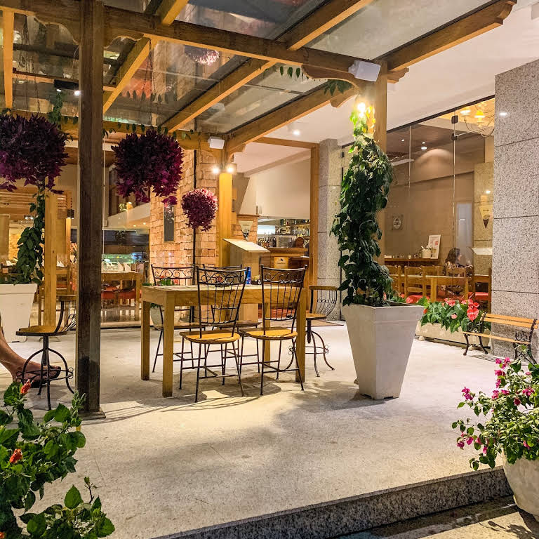 Bares e restaurantes em funcionamento seguindo medidas de segurança