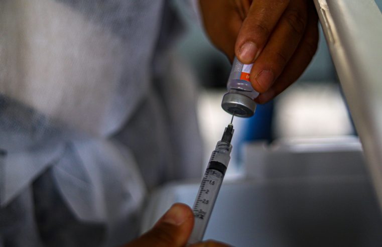 2.488 vacinas foram aplicadas nesta segunda-feira. Destas 1.959 foram primeiras doses