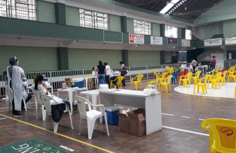 Vacinação contra covid-19 para idosos com mais de 70 anos continua hoje