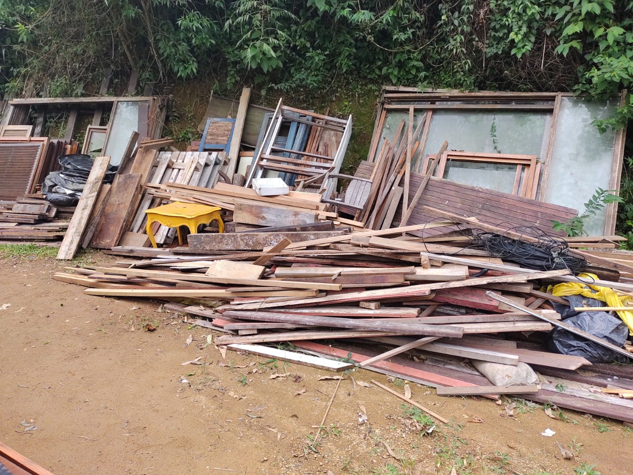 Polícia ambiental flagra atividade poluidora em Araras