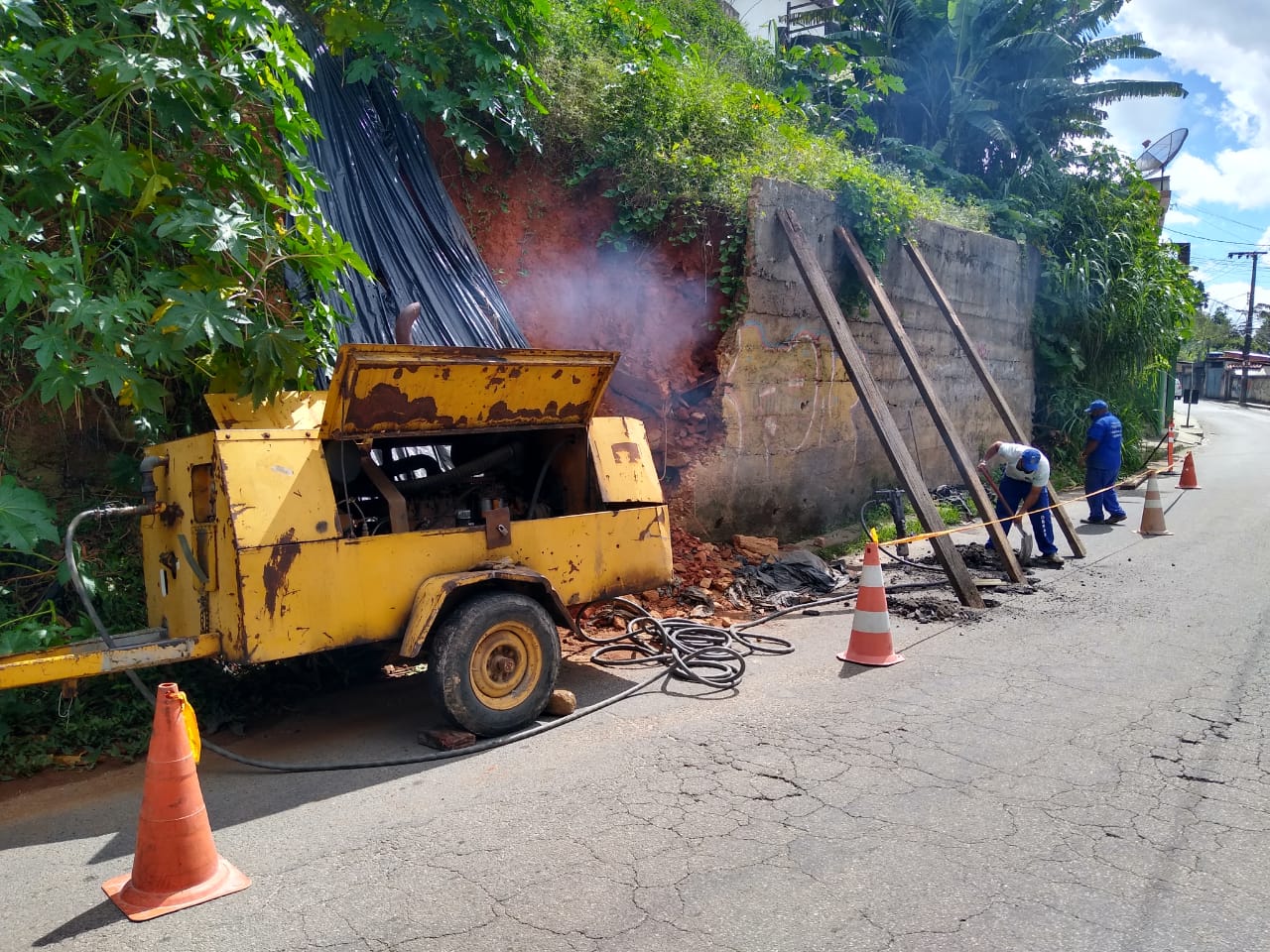 Aviso de interdição de rua na Estrada da Saudade