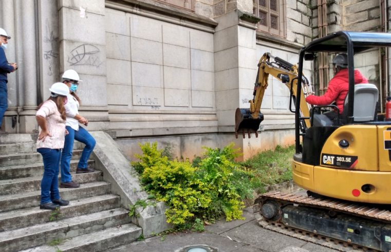 Arqueóloga acompanha trabalho de escavação na obra de revitalização da Catedral de Petrópolis