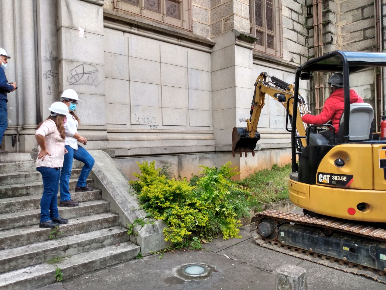 Arqueóloga acompanha trabalho de escavação na obra de revitalização da Catedral de Petrópolis