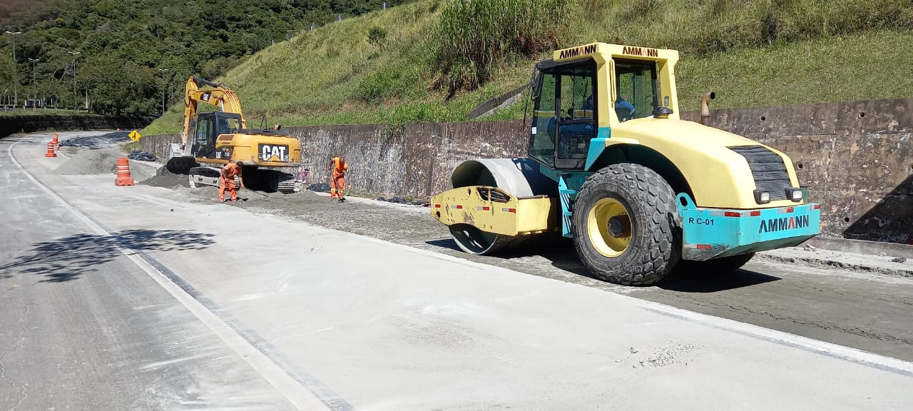 Obras na subida da Serra de Petrópolis deixam trechos em meia pista