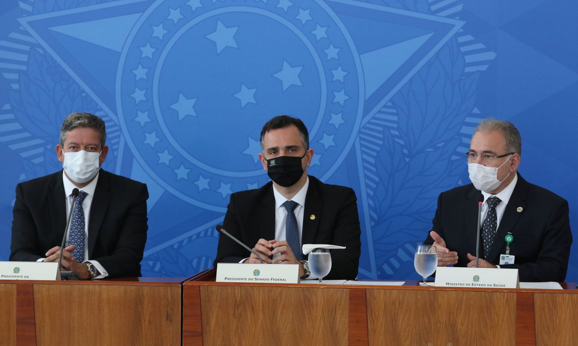 Participantes do comitê da covid-19 fazem pronunciamento após reunião