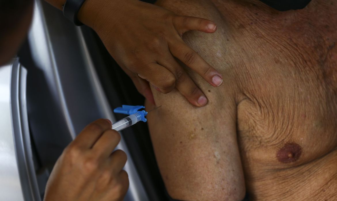 São Paulo vacina público de 65 e 66 anos e retoma sistema drive-thru