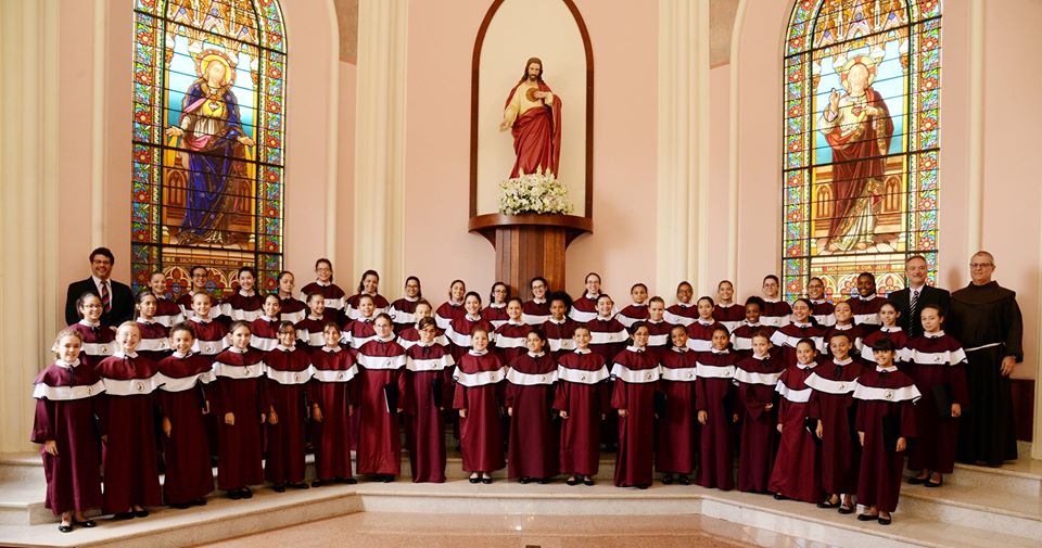 Cerimônia marca entrada de novas integrantes no Coral das Meninas dos Canarinhos