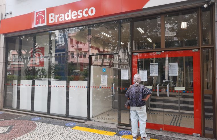 Após mais casos de funcionários com covid-19 agência do Bradesco fica fechada