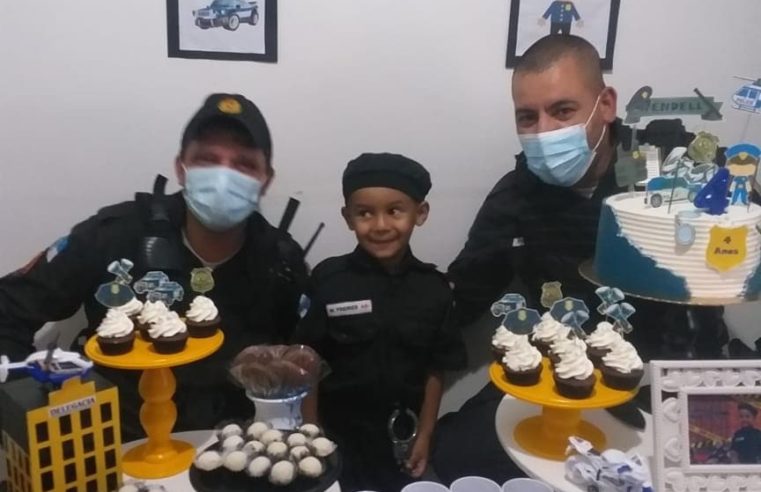 Agentes da PM animam comemoração de aniversário de menino de quatro anos