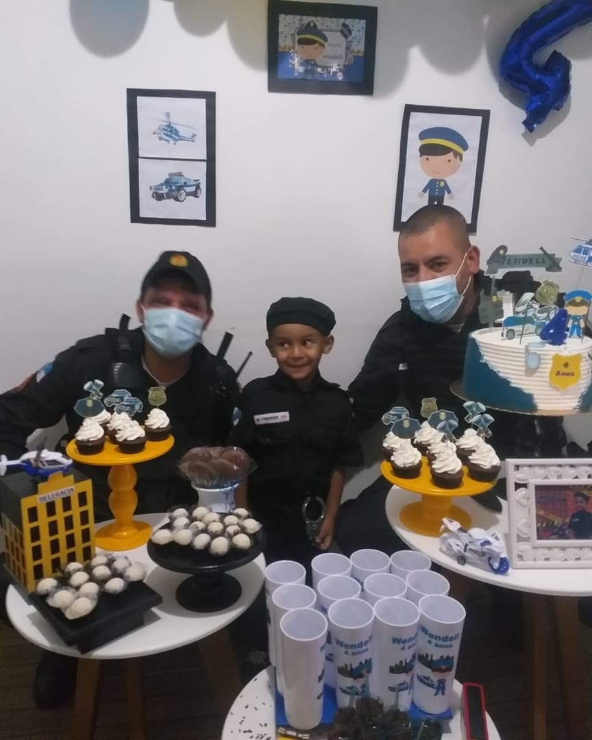 Agentes da PM animam comemoração de aniversário de menino de quatro anos