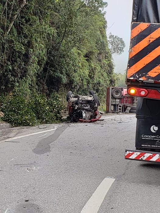 Vítimas de acidente na BR-040 são levadas para o Hospital Santa Teresa