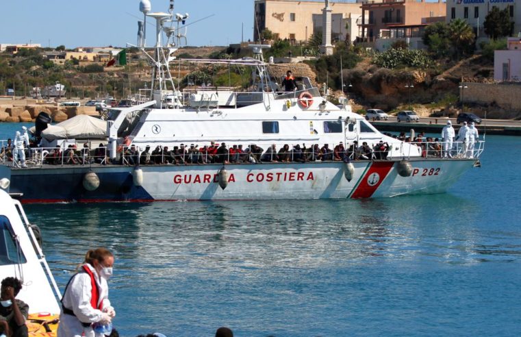 Mais de 2 mil migrantes chegam a Lampedusa em 24 horas