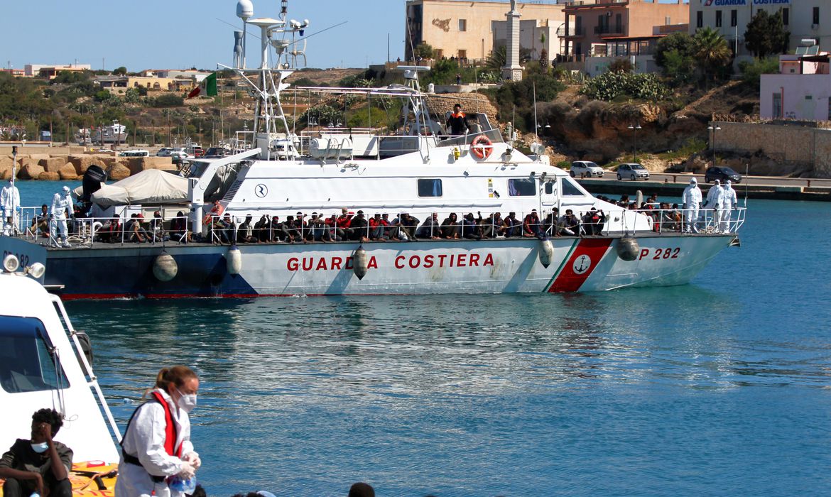 Mais de 2 mil migrantes chegam a Lampedusa em 24 horas