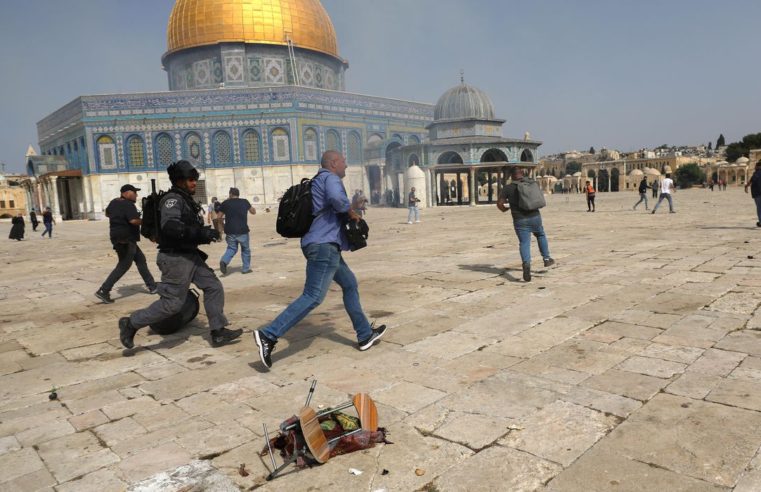 Confronto em Jerusalém deixa mais de 300 feridos em mesquita
